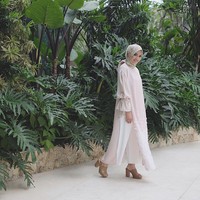 Ayudia Bing Slamet kelihatan segar dalam balutan busana bernuansa cerah. Setelan blouse panjang sampai mata kaki dengan detail di bagian bawah dan pergelangan tangan membuat penampilannya lebih struktural. Celana offwhite menambah sentuhan yang stylish. Foto: Dok. Instagram @ayudiac