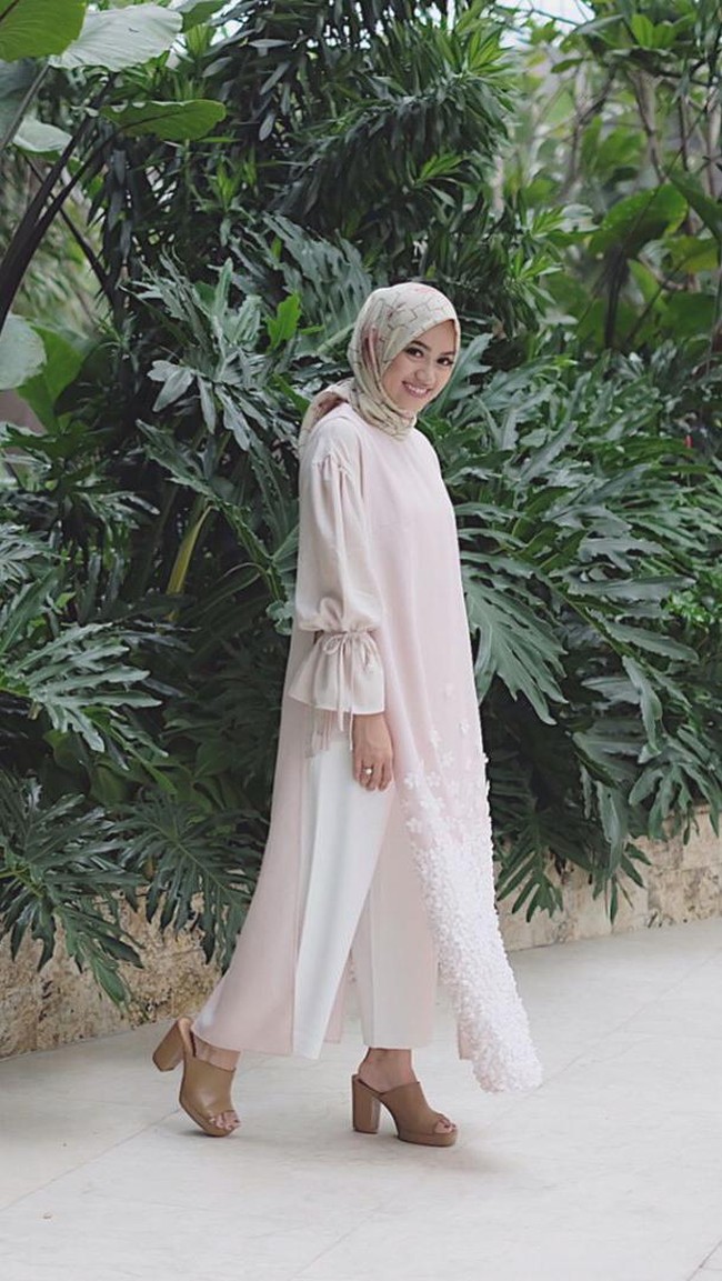 Ayudia Bing Slamet kelihatan segar dalam balutan busana bernuansa cerah. Setelan blouse panjang sampai mata kaki dengan detail di bagian bawah dan pergelangan tangan membuat penampilannya lebih struktural. Celana offwhite menambah sentuhan yang stylish. Foto: Dok. Instagram @ayudiac