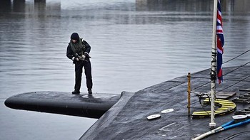 Seorang tentara Inggris berjaga-jaga saat kapal itu ada di permukaan. Foto: Getty Images
