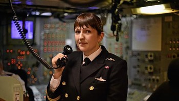 Salah seorang kru kapal perempuan. Kapal ini di dalam lautan dapat melaju sampai 46 kilometer per jam. Foto: Getty Images