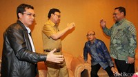 Ketua Pansus Lukman Edy memberikan hormat kepada Tjahjo Kumolo.
