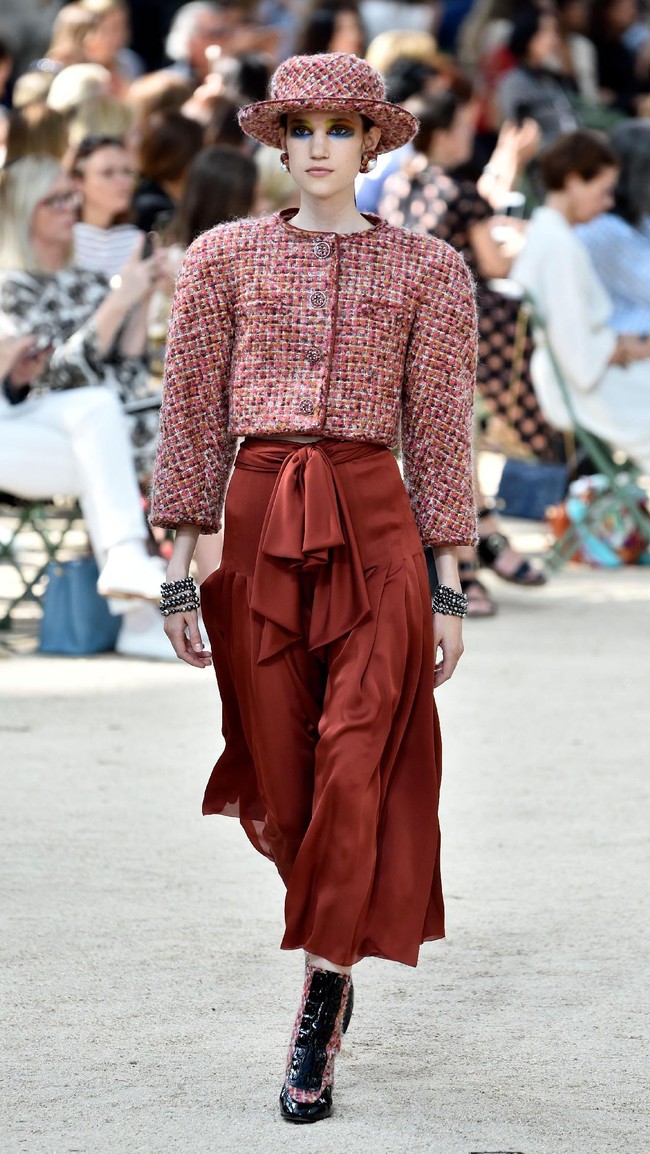 A model walks the runway during the Chanel Haute Couture Fall/Winter 2017-2018 show as part of Haute Couture Paris Fashion Week on July 4, 2017 in Paris, France.  (Photo by Pascal Le Segretain/Getty Images)