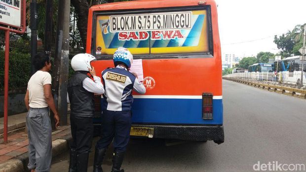Tim gabungan Sudin Perhubungan Jaksel menindak sopir Kopaja dan Metromini yang ugal-ugalan dan masuk jalur TransJ di Mampang, Jaksel, Senin (10/7/2017)