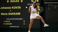 Maria Sakkari dari Yunani fokus pada bola. Julian Finney/Getty Images.