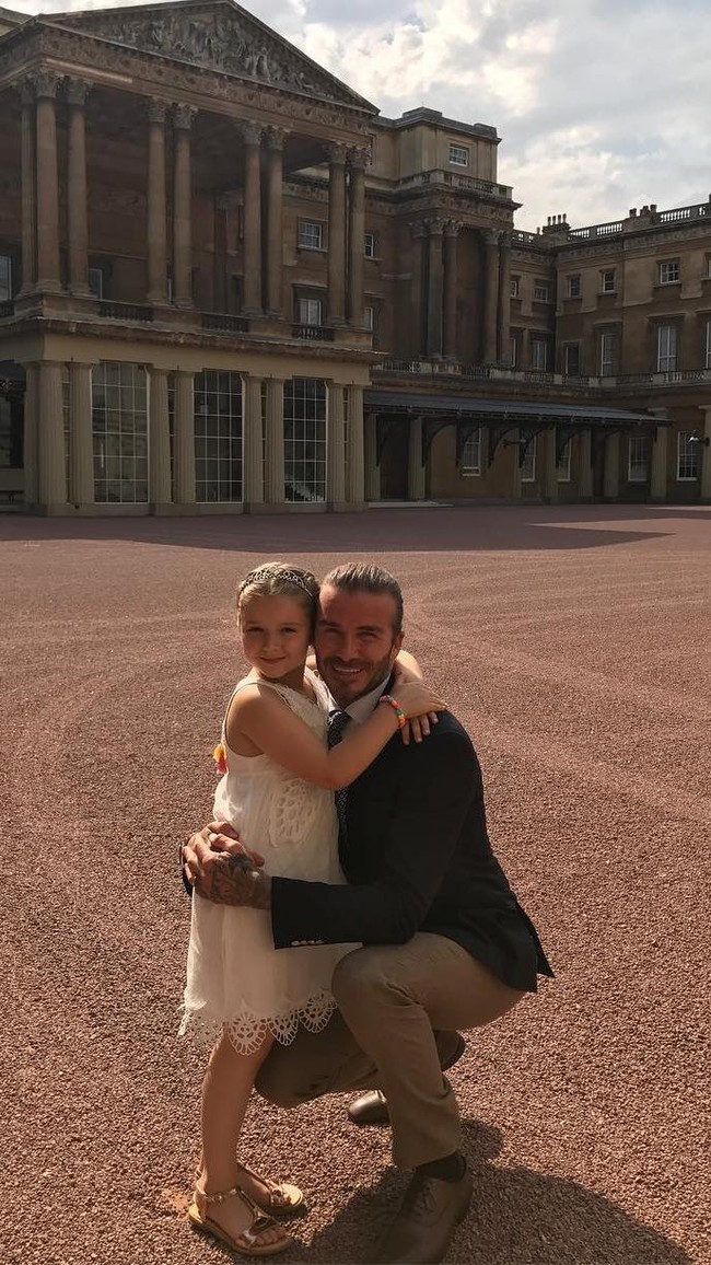 David Beckham merupakan salah satu aktor tampan yang dijuluki hot papa. Ia menjadi ayah dari empat anak --Brooklyn Beckham, Romeo James Beckham, Harper Seven Beckham, Cruz Beckham-- hasil buah cintanya bersama Victoria Beckham. Foto: Instagram/victoriabeckham