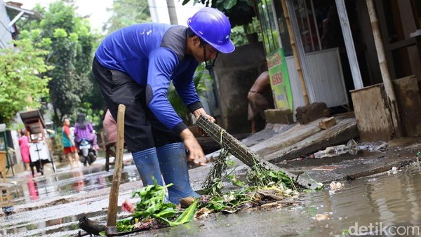 Pasukan Biru Bersihkan Lumpur Sisa Banjir di Cipinang Melayu