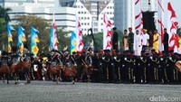 Tarian daerah ditampilkan untuk melambangkan kebhinekaan.