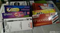 Misalnya produk pulpen asal China, yang dibandrol sekitar Rp 8 ribu per lusin. Harga tersebut terbilang cukup murah dibandingkan pulpen dengan jenis yang sama hasil produksi lokal sekitar Rp 12 ribu lusin.