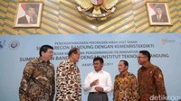 (Kiri ke kanan) Direktur PT Summarecon Agung Tbk Herman Nagaria, Komisaris Utama PT Summarecon Agung Tbk Soetjipto Nagaria, Sekjen Kemenristek Ainun Naim, Rektor ITB  Kadarsah Suryadi, dan Presdir PT Summarecon Agung Tbk Adrianto P. Adhi berbincang usai penandatanganan kerja sama.
