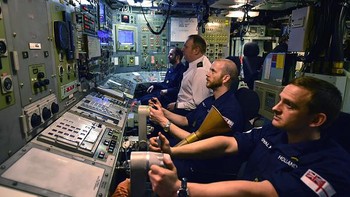 Ini bagian dalamnya yang menampakkan ruang kendali. Foto: Getty Images