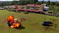 Para anggota Polri ini melakukan atraksi penanggulangan teroris di depan lapangan Satbrimob Polda Kalsel. Foto: dok Polda Kalsel