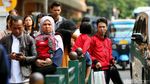 Gendong Anak, Penumpang KRL Nekat Lompati Pagar