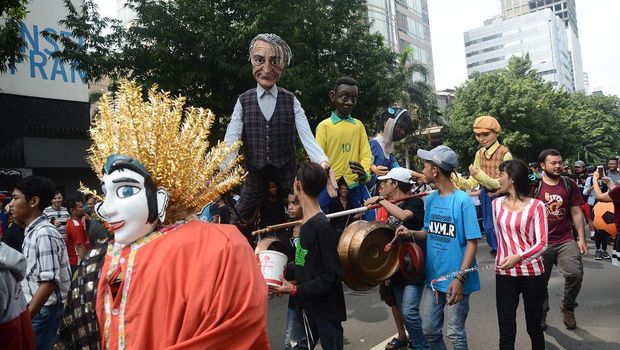 Parade Teater Boneka Raksasa Prancis Sukses Digelar di Sepanjang Thamrin-Sudirman