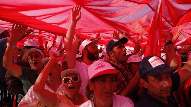 Demonstran membanjiri Istanbul 