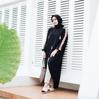 Ayudia Bing Slamet bergaya kekinian dengan pilihan modifikasi blouse berpotongan mullet yang diramaikan detail tassel pada bagian depannya. Celana khaki dan sepatu slip on tetap membuat penampilan kasual serta santai. Foto: Dok. Instagram @ayudiac