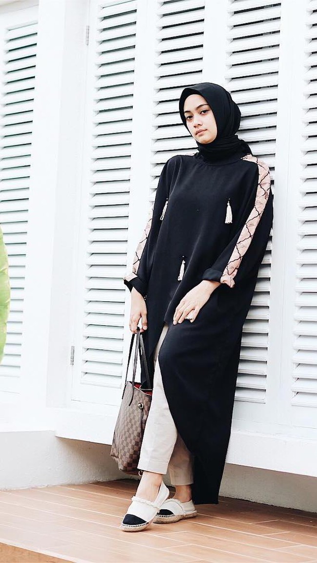 Ayudia Bing Slamet bergaya kekinian dengan pilihan modifikasi blouse berpotongan mullet yang diramaikan detail tassel pada bagian depannya. Celana khaki dan sepatu slip on tetap membuat penampilan kasual serta santai. Foto: Dok. Instagram @ayudiac