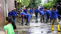 Pasukan Biru dikerahkan untuk membersihkan lumpur dan sampah sisa banjir, Senin (10/7/2017).