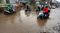 Sebagian besar aspal jalan terkelupas dan membuat jalan bergelombang.
