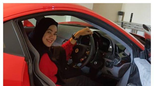 Jeniffer Dunn dan Deretan Mobil Mewahnya