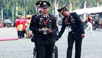 Kapolri Jenderal Tito Karnavian memberikan potongan tumpeng kepada anggota kepolisian dalam HUT ke-71 Bhayangkara. Potongan tumpeng juga diberikan kepada polisi yang menjadi korban bom di Kampung Melayu dan penusukan di Masjid Falatehan.