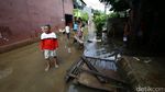 Pasukan Biru Bersihkan Lumpur Sisa Banjir di Cipinang Melayu