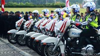 Tak mau kalah, sejumlah personel polwan pun menampilkan atraksi menggunakan motor besar.