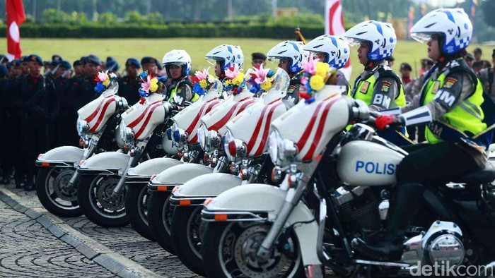Berbagai atraksi dipamerkan Polri saat menggelar HUT Bhayangkara ke-71 di Lapangan Silang, Monas, Jakarta.