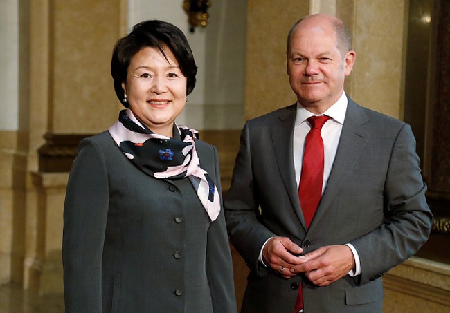 Kim Jung-Sook Ibu Negara Korea Selatan di Hamburg, Jerman (Photo by Friedemann Vogel - Pool/Getty Images)