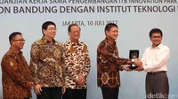 Summarecon menghibahkan lahan seluas satu hektar untuk pembangunan ITB Innocation Park di kawasan kota terpadu Summarecon Bandung. 
