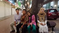 Rohaya menyandarkan kepalanya di pundak suami tercintannya. Seperti diketahui, ABG Selamet dan Nenek Rohaya menikah pada Minggu 2 Juli 2017 lalu. Mereka mengikat janji suci di rumah Ketua RT I, Dusun I, Desa Karangendah, Kecamatan Lengkiti, Kabupaten Ogan Komering Ulu.