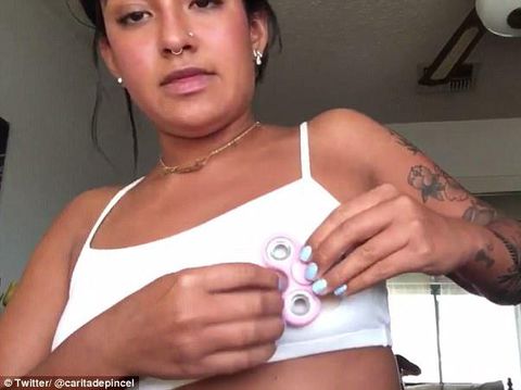 Fidget spinner yang dimainkan Manuela. 