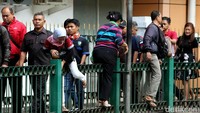 KAI Daop 1 Jakarta akan terus berkolaborasi dengan PT Kereta Commuter Indonesia (KCI) untuk menangani persoalan ini secara persuasif, termasuk petugas yang aktif mengawasi dan menegur penumpang yang melompati pagar. (Rengga Sancaya/detikcom)