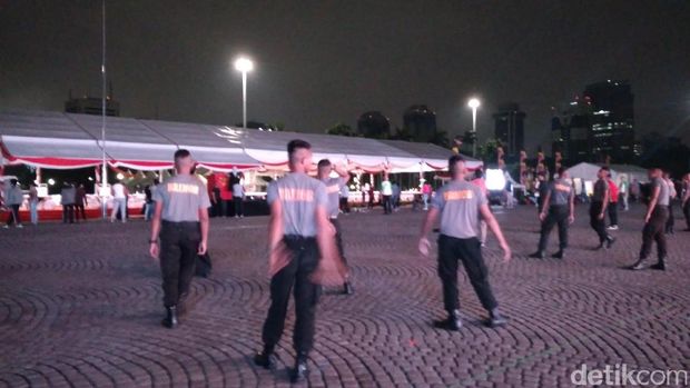 Personel Brimob latihan Jelang HUT Bhayangkara.