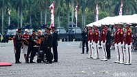 Tito beserta istrinya memberikan tumpeng kepada Bripda Yogi Aryo Yudistiro yang menjadi korban bom di Kampung Melayu serta AKP Dede Suhatmi dan Briptu M. Saiful Bakhtiar yang menjadi korban penusukan di Masjid Falatehan, Kebayoran Baru, Jakarta Selatan.