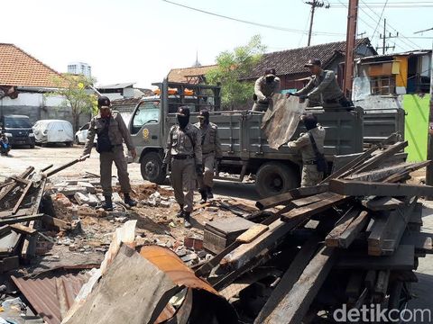 Bangli di Jalan Pandegiling dibongkar/