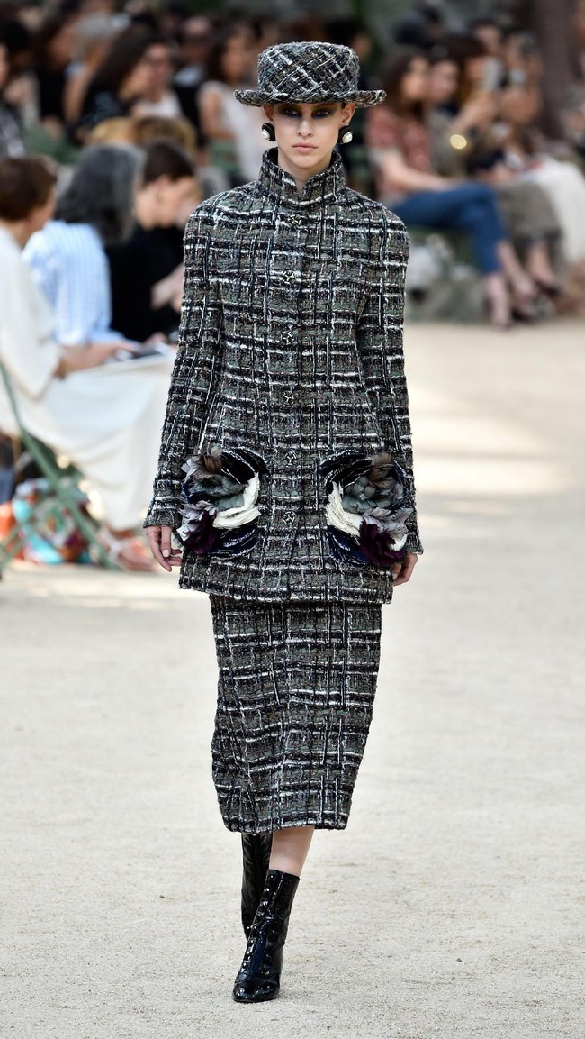A model walks the runway during the Chanel Haute Couture Fall/Winter 2017-2018 show as part of Haute Couture Paris Fashion Week on July 4, 2017 in Paris, France.  (Photo by Pascal Le Segretain/Getty Images)