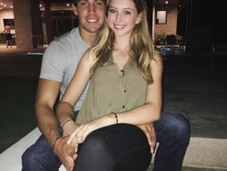 Gaya Unik Putri Cantik Steve Jobs Tenteng iPhone