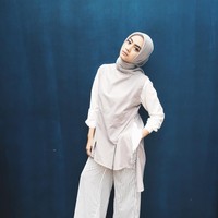 Bergaya kasual dan stylish dalam setelan striped pants serta tunik. Kerudung yang simpel khas Ayudia Bing Slamet memberikan kesan minimalis serta urban. Foto: Dok. Instagram @ayudiac