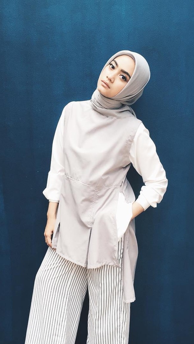 Bergaya kasual dan stylish dalam setelan striped pants serta tunik. Kerudung yang simpel khas Ayudia Bing Slamet memberikan kesan minimalis serta urban. Foto: Dok. Instagram @ayudiac