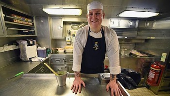 Koki yang siap memasak untuk seluruh kru yang berjumlah 135 orang. Foto: Getty Images