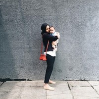Monokrom menjadi gaya hijab andalan Ayudia Bing Slamet saat berpergian. Seperti kali ini ia tampil stylish dalam setelan blouse modifikasi hitam putih dan celana lurus. Tentunya sepatu beralas datar lebih nyaman dipakai saat berpergian dengan anak. Foto: Dok. Instagram @ayudiac