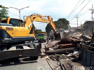Puluhan Bangli di Jalan Pandegiling Kembali Dibongkar