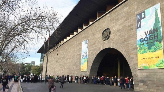 Antrian Panjang di Melbourne Untuk Melihat Pameran Van Gogh