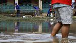 Pasukan Biru Bersihkan Lumpur Sisa Banjir di Cipinang Melayu