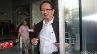 Mengenakan jaket hitam, Taufiq memasuki ruang tunggu KPK.