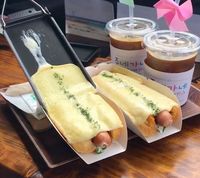 Hot Dog Ini Diselimuti Lelehan Keju Raclette