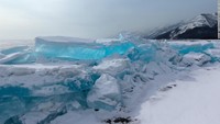 Danau Baikal. Dengan kedalaman maksimum sekitar 1.600 meter, Danau Baikal di Siberia adalah danau terdalam di dunia. Danau ini juga berisi hampir 20% cadangan air tawar dunia yang belum dicairkan. Danau ini menghasilkan es berwarna biru kehijauan saat membeku (Dok. CNN Travel)