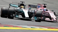 Driver Mercedes Lewis Hamilton tampil cukup oke di Spielberg. Start dari posisi delapan karena penalti usai mengganti girboks, dia bisa finis di peringkat delapan. (Foto: AFP PHOTO / APA / ERWIN SCHERIAU)