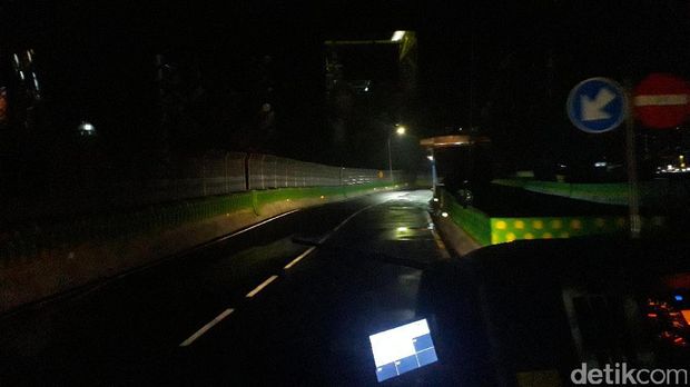 TransJakarta koridor 13 rute Tendean-Ciledug saat malam.