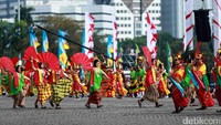 Berbagai tarian dari seluruh provinsi di Indonesia dihadirkan untuk memeriahkan upacara tersebut.